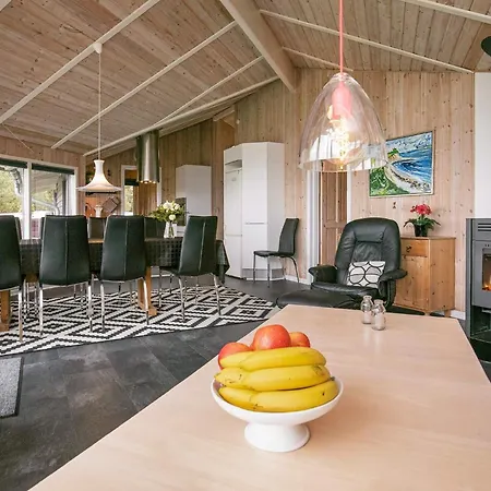 6 Person In Hojslev-by Traum